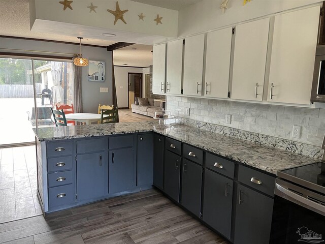 kitchen featuring white cabinets, stainless steel appliances, tasteful backsplash, and kitchen peninsula