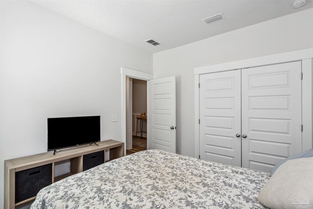 bedroom featuring a textured ceiling and a closet