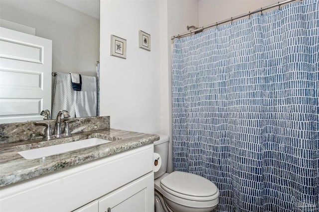 full bathroom with toilet, a shower with shower curtain, and vanity