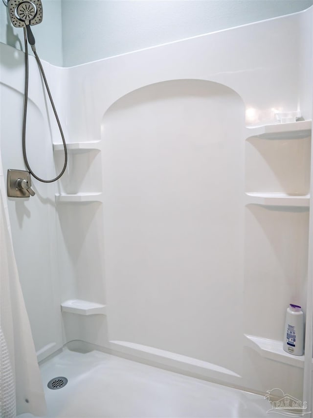 817 N D St, Pensacola, FL 32501 - full bath featuring a shower with curtain