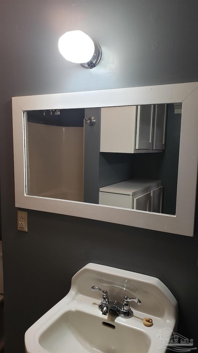 bathroom featuring sink