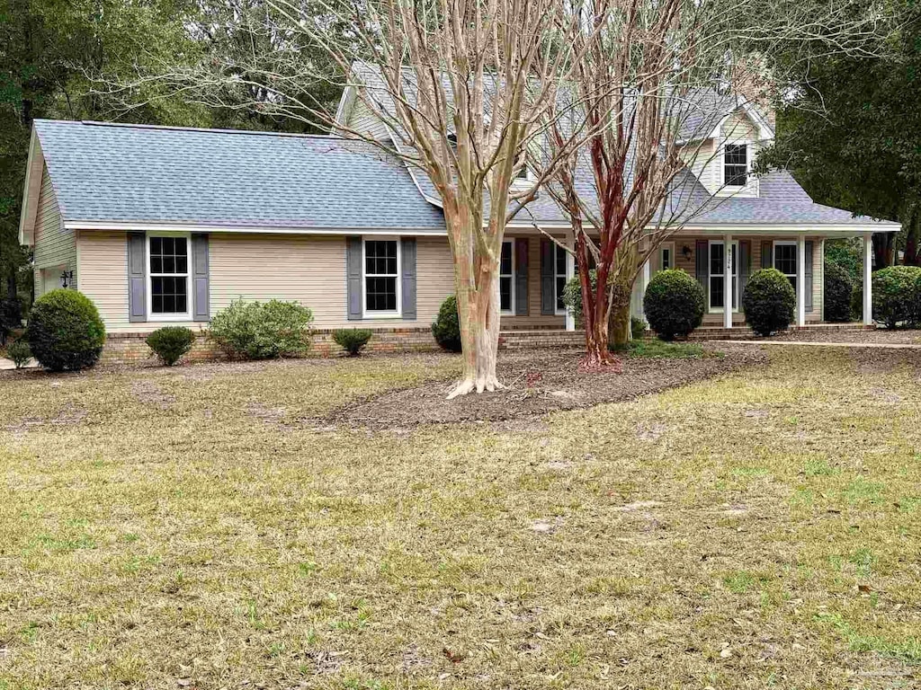 view of front facade with a front yard