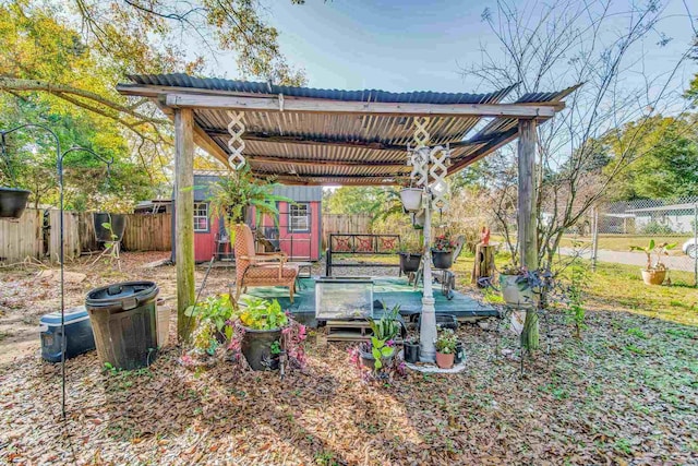 view of yard featuring an outdoor structure