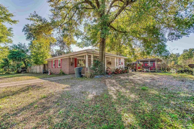 view of front of house featuring a front lawn