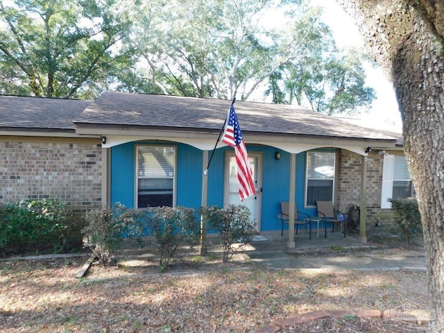 ranch-style home with a porch