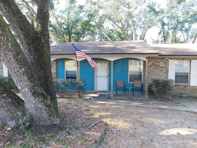 single story home with a porch