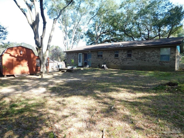 view of yard with a storage unit