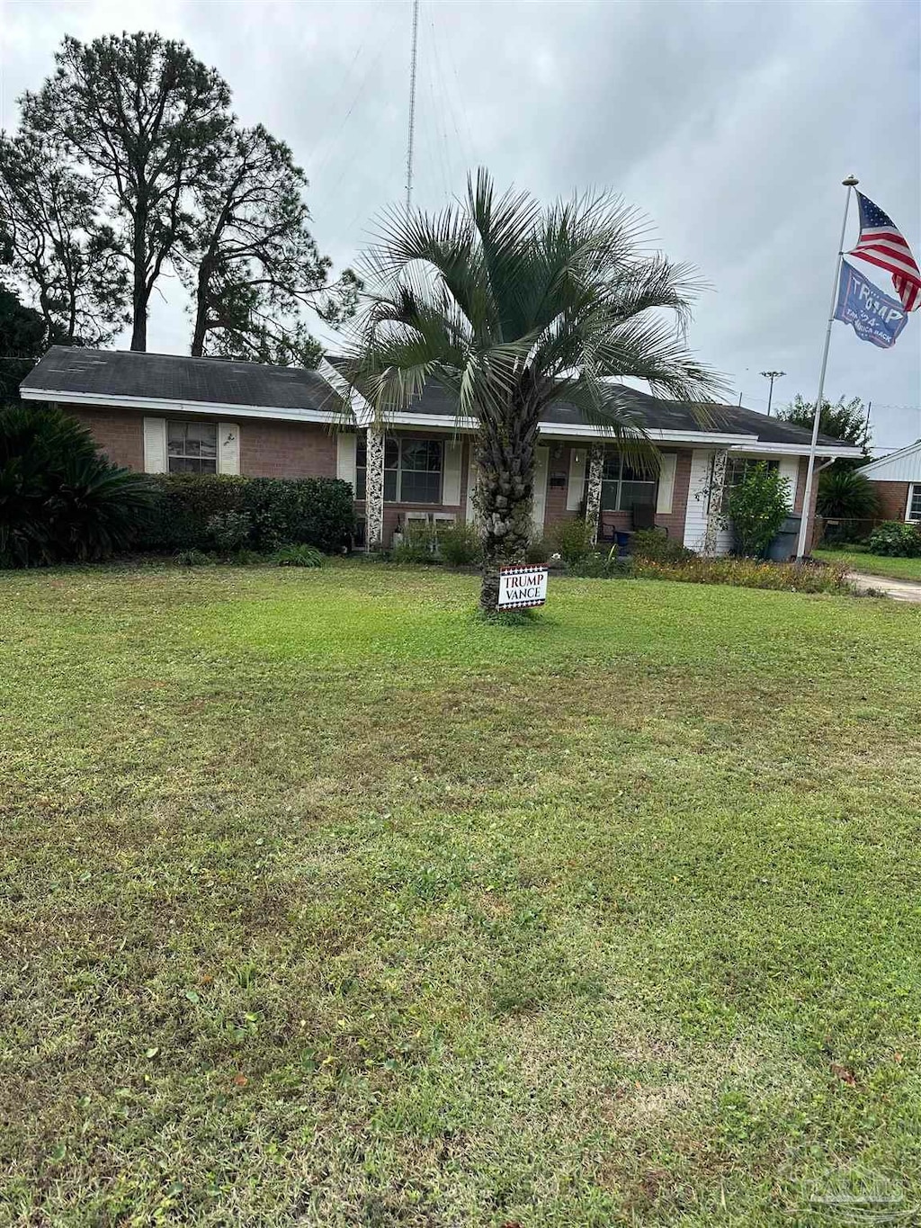 single story home featuring a front lawn