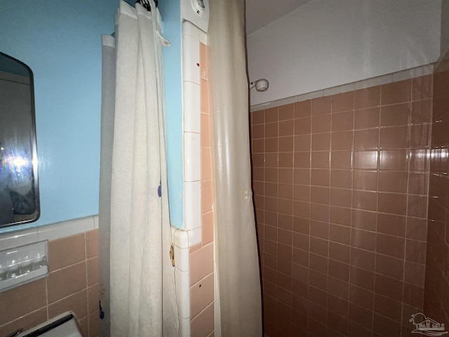 bathroom featuring tile walls