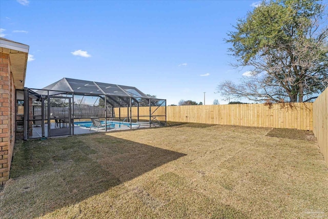 view of yard featuring a lanai and a fenced in pool