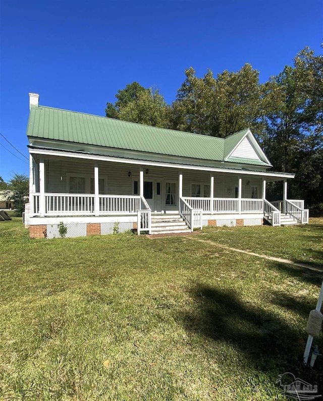 farmhouse with a front yard and covered porch