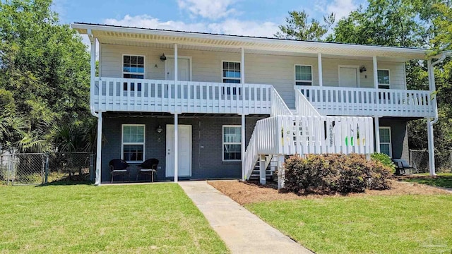 view of front of property featuring a front yard