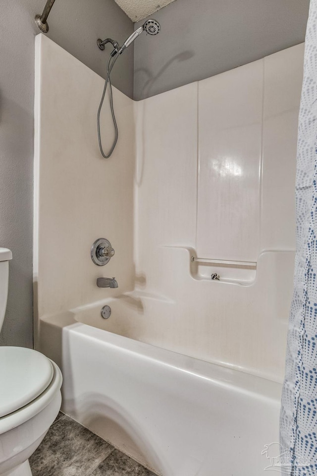 bathroom featuring shower / tub combo with curtain and toilet