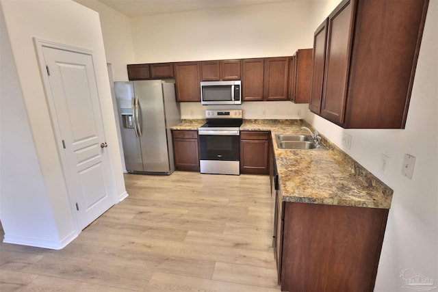 2608 Salamanca St, Navarre, FL 32566 - kitchen with appliances with stainless steel finishes, a sink, light wood finished floors, and baseboards
