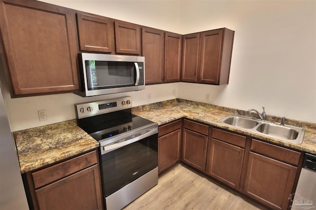 2608 Salamanca St, Navarre, FL 32566 - kitchen featuring appliances with stainless steel finishes, a sink, and light wood-style flooring