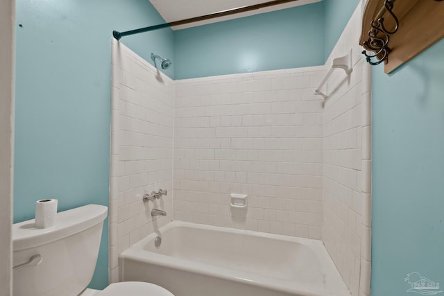 bathroom with toilet and tiled shower / bath