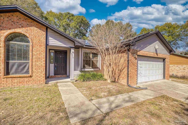 view of front of property featuring a garage and a front yard