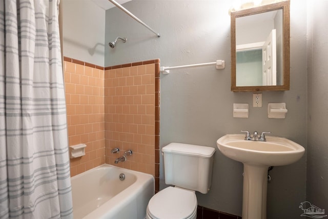 bathroom with shower / bath combo with shower curtain and toilet