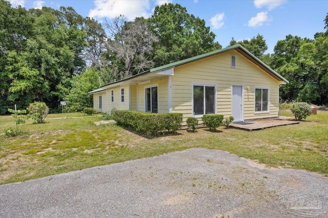 3950 Oakus Dr, Milton, FL 32583 - view of front of house featuring a front yard and view of scattered trees