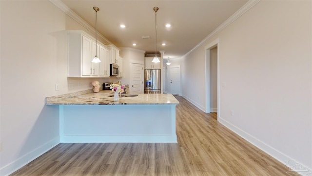 720 Brambling Ct, Cantonment, FL 32533 - kitchen featuring stainless steel appliances, crown molding, baseboards, a peninsula, and light wood-style flooring