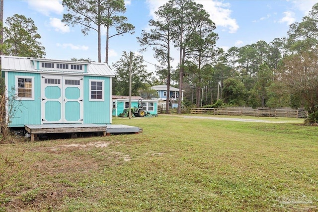 view of yard featuring a storage shed