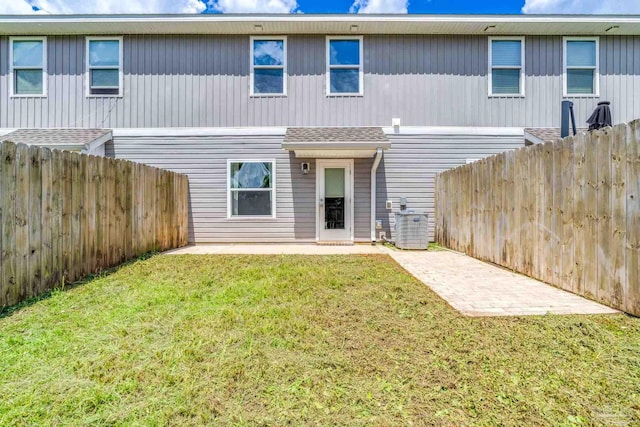 6004 Royal Port Ct, Pensacola, FL 32526 - rear view of property featuring a patio area and a fenced backyard