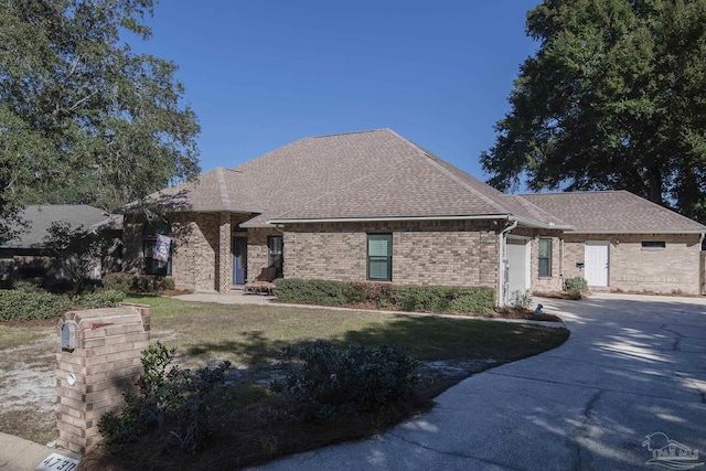 view of front facade featuring a front yard and a garage