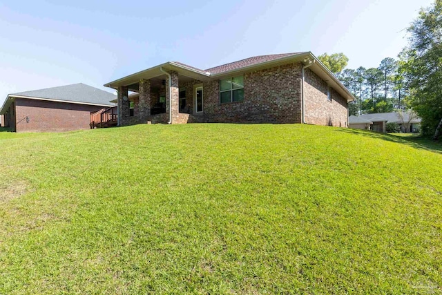 view of front of house featuring brick siding and a front yard