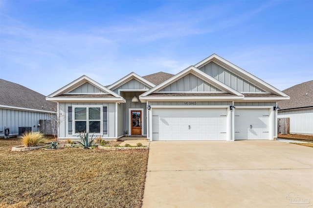 view of front facade featuring a garage and a front yard