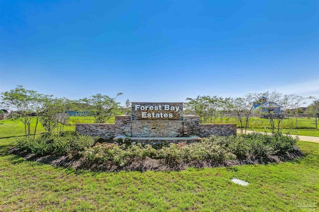 community / neighborhood sign featuring a yard