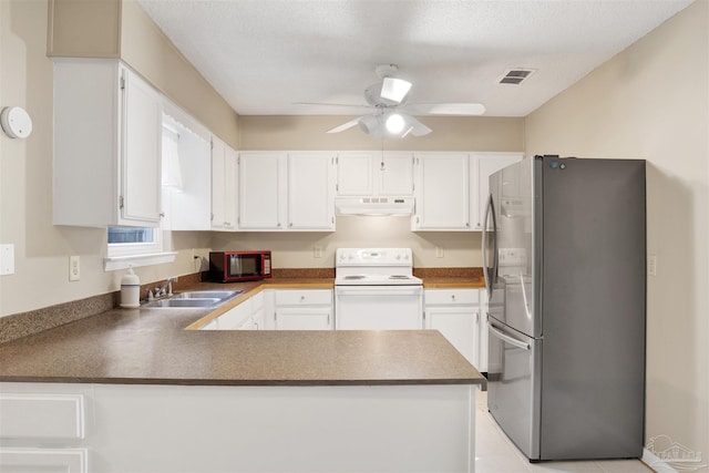 kitchen with under cabinet range hood, a sink, freestanding refrigerator, white range with electric cooktop, and a peninsula