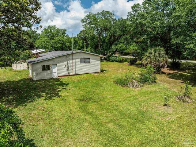 view of yard featuring a storage shed