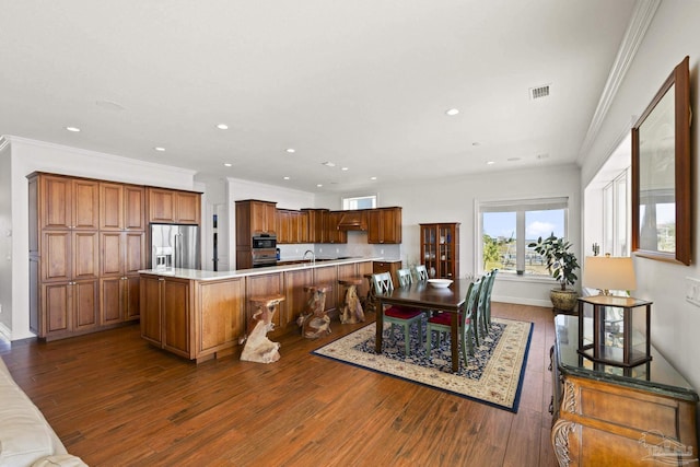 dining space featuring crown molding, visible vents, dark wood-type flooring, and recessed lighting