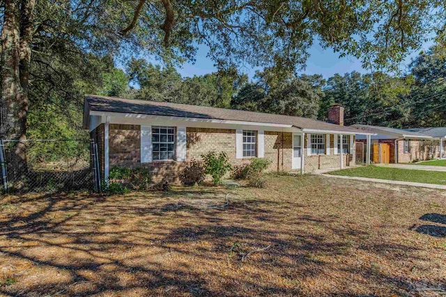 ranch-style house featuring a front yard