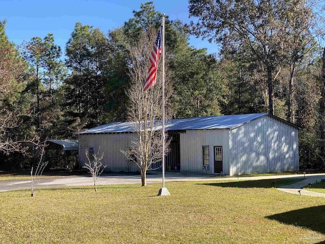 view of front of house featuring an outbuilding and a front lawn