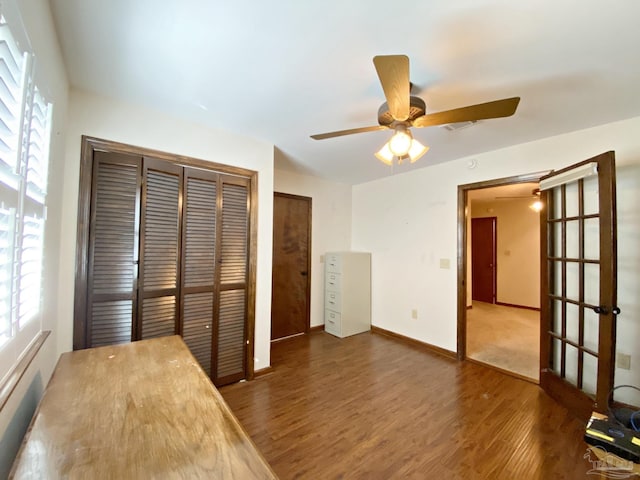 unfurnished room featuring dark wood-type flooring and ceiling fan