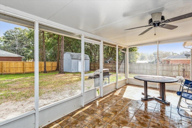 sunroom with ceiling fan