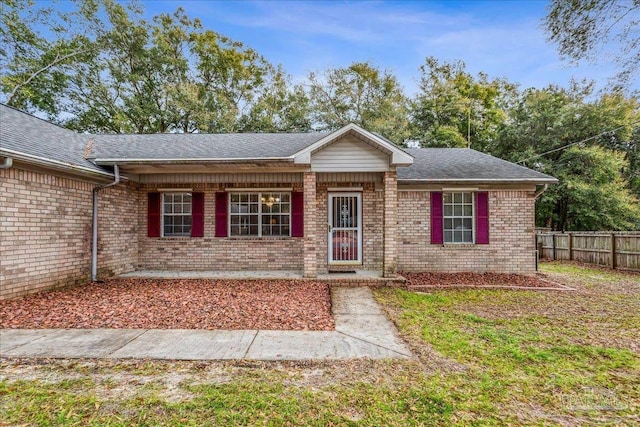 single story home with a front yard