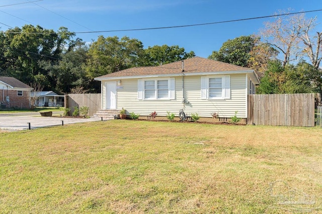 view of front of property featuring a front lawn