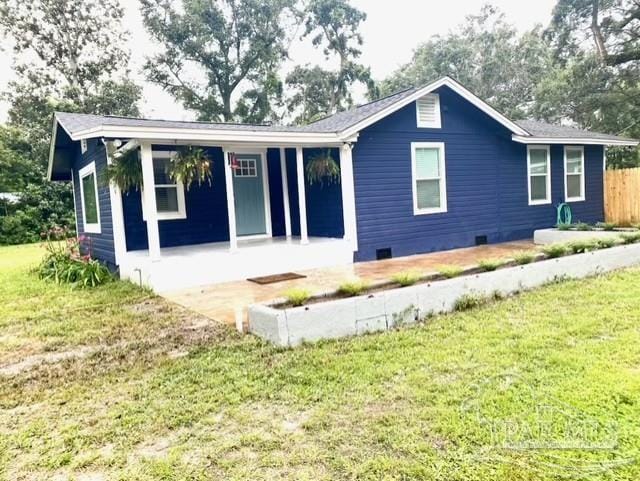 ranch-style home featuring a front lawn and crawl space