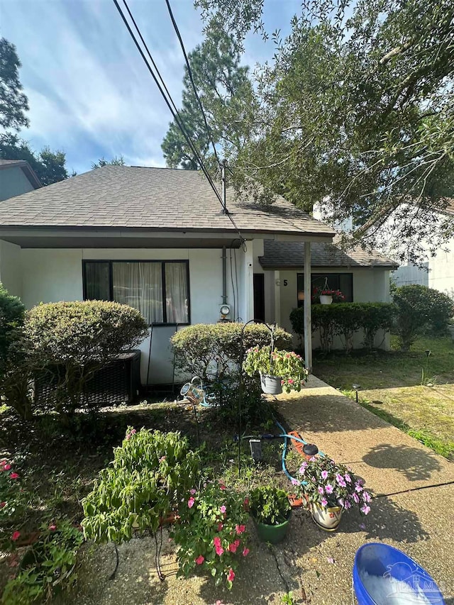 view of front facade featuring a front yard