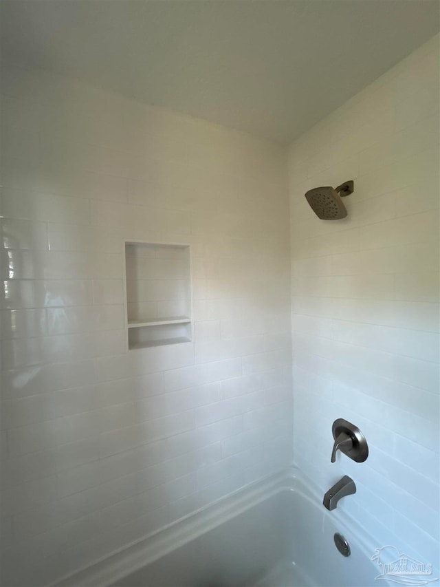 bathroom featuring tiled shower / bath combo