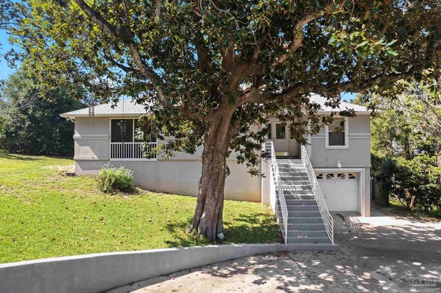 view of front of property featuring a front yard