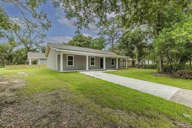 view of front of property featuring a front yard and fence