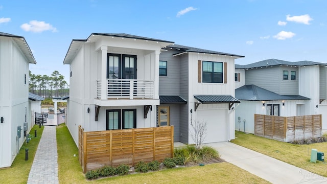 view of front of property featuring a front lawn and a garage