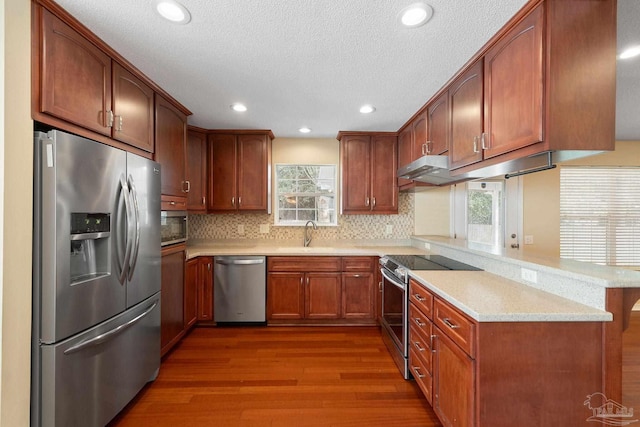 kitchen featuring stainless steel appliances, dark wood-type flooring, sink, and decorative backsplash