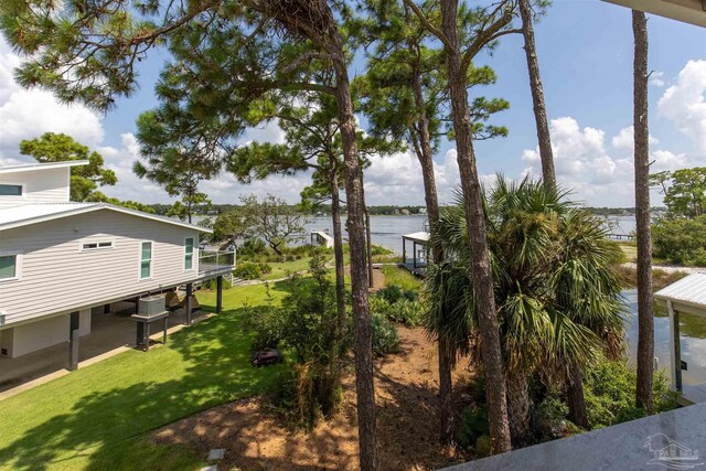 view of yard featuring a water view