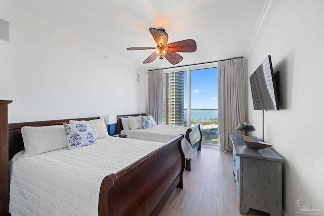 bedroom featuring ceiling fan, light wood-type flooring, and crown molding