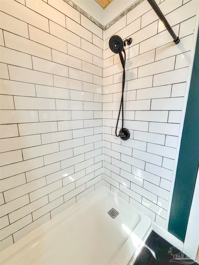 bathroom featuring a tile shower