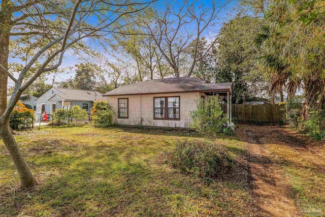 view of front of property with a front yard